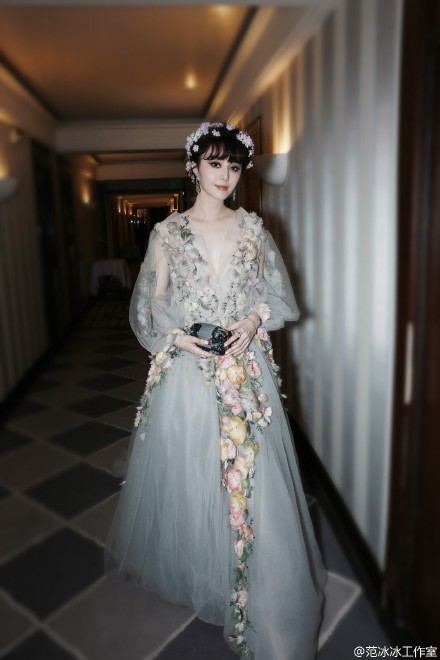 Fan Bing Bing เทพธิดาแห่งดอกไม้ กับลุควันที่ 2 บนพรมแดงเมืองคานส์ Cannes film festival 2015