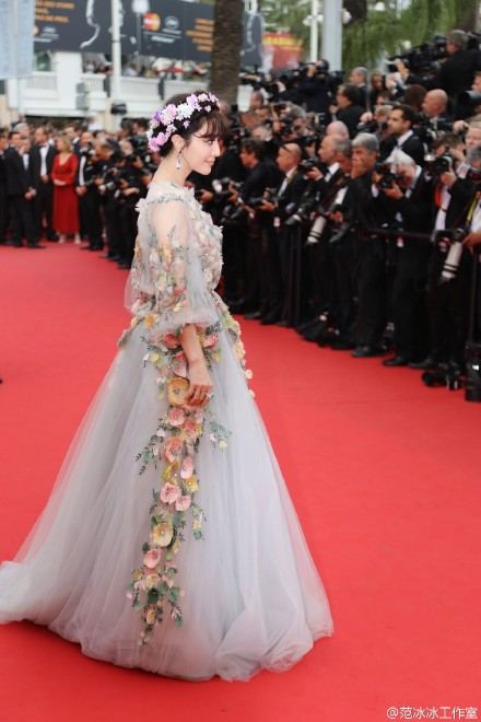 Fan Bing Bing เทพธิดาแห่งดอกไม้ กับลุควันที่ 2 บนพรมแดงเมืองคานส์ Cannes film festival 2015