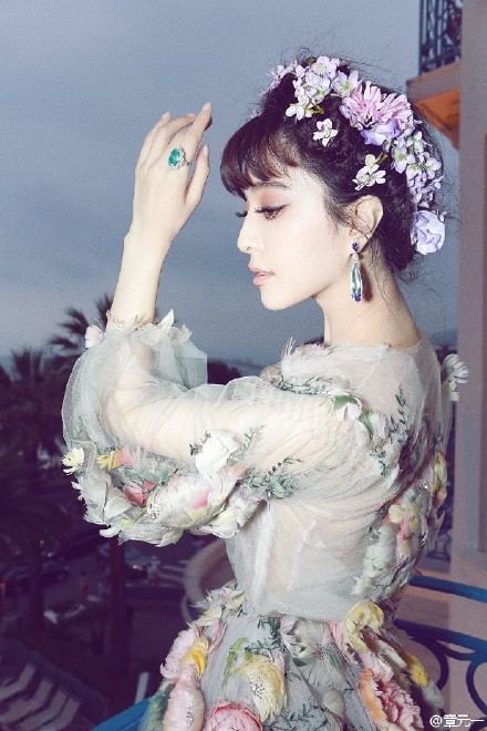 Fan Bing Bing สง่างามดั่งเทพธิดาแห่งดอกไม้ กับลุควันที่ 2 บนพรมแดงเมืองคานส์ Cannes film festival 2015