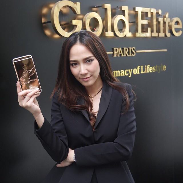 รวยตัวแม่!! นางเอกซูเปอร์สตาร์สาว "อั้ม" ได้ใช้แล้ว! iPhone 6 Plus ทองคำแท้สุดหรู ลิขสิทธิ์ Gold Elite Paris พร้อมสลักชื่อ สองเครื่องรวมกันสามแสนกว่าบาท!!!