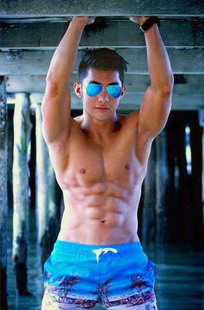 หนุ่มๆ พร้อมเสิร์ฟ