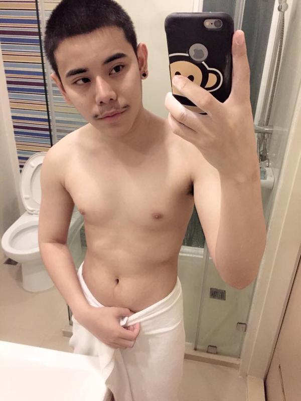 หนุ่มๆ พร้อมเสิร์ฟ