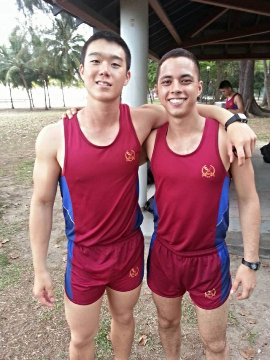 หนุ่มๆ พร้อมเสิร์ฟ