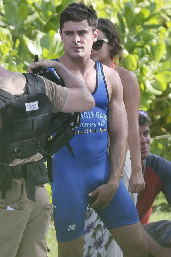 Zac efron โชว์เป้าตุง