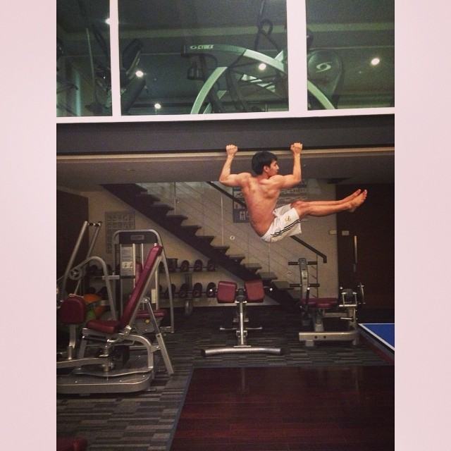 เห็นแล้วใจมันสั่น!!!...พิธีกรรายการวัยรุ่น โชว์กล้ามแน่นกับกางเกงว่ายน้ำ ท่า"ถลกขา"