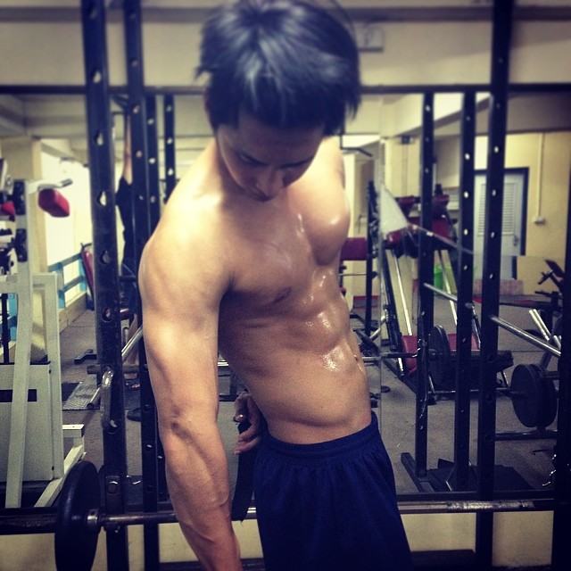 เห็นแล้วใจมันสั่น!!!...พิธีกรรายการวัยรุ่น โชว์กล้ามแน่นกับกางเกงว่ายน้ำ ท่า"ถลกขา"