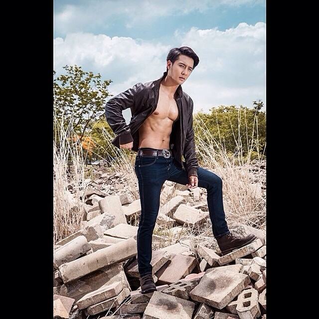 เห็นแล้วใจมันสั่น!!!...พิธีกรรายการวัยรุ่น โชว์กล้ามแน่นกับกางเกงว่ายน้ำ ท่า"ถลกขา"