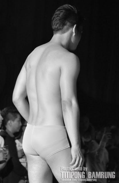 คุณพระ!!! นายแบบคนดัง โชว์เป้าตุงอีก กลางเวทีแคทวอล์คดัง