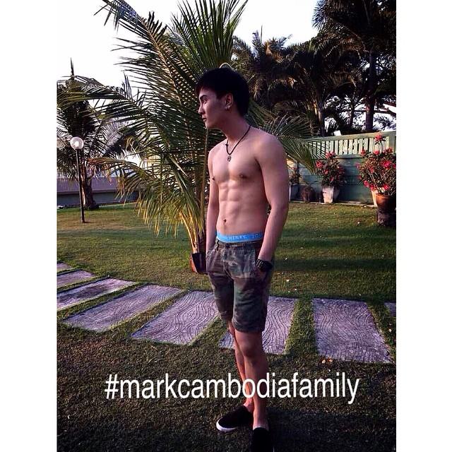 ฟิ๊นฟิน!!! หนุ่ม "มาร์ค" นักแสดงนำหนัง ม. 6/5 ถอดเสื้อโชว์ซิกแพค อวดกล้ามแน่นๆ คืนความสุขให้ประชาชน