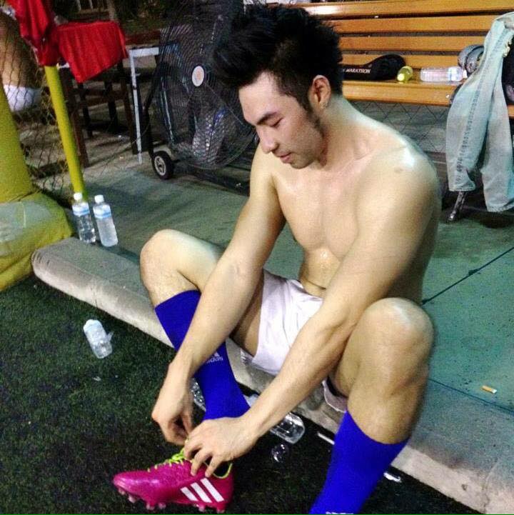 แมนๆ เตะบอล แต่ทำไมเห็นพกลูกเทนนิสมาด้วย