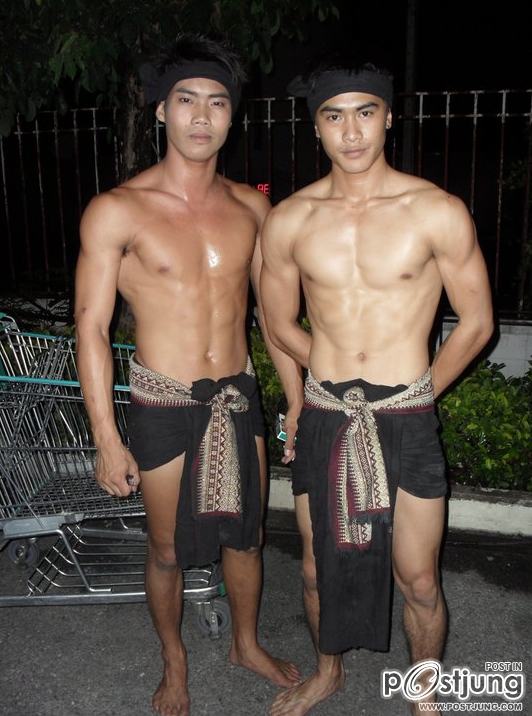 หนุ่มๆชุดไทย
