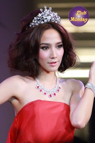 สวยเจิดจรัสเฉิดฉายในชุดแดงแรงฤทธิ์สไตล์ "อั้ม พัชราภา" ดีกรีซุปเปอร์สตาร์เซ็กซี่ตัวเเม่อันดับ 1 ของเมืองไทย!!