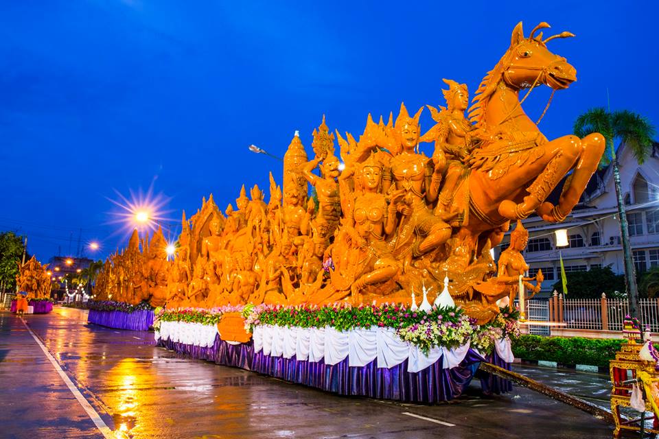 งานประเพณีแห่เทียนเข้าพรรษาอุบลราชธานี