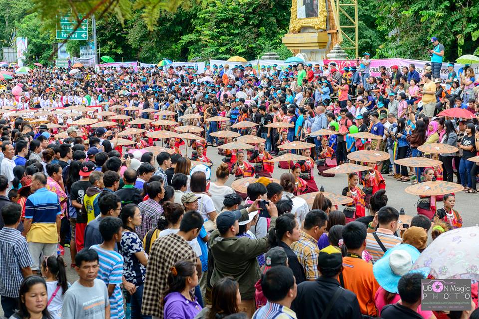 งานประเพณีแห่เทียนเข้าพรรษาอุบลราชธานี