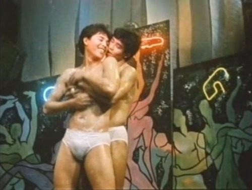 หนังเกย์ฟิลิปปินส์เรื่องแรกที่มาดังในไทย Macho dancer ตีแผ่ชีวิตเด็กขายในบาร์เกย์ [18+]