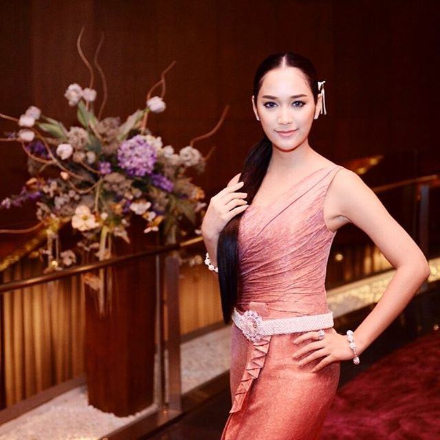 แม็กกี้ อาภา ในชุดไทยประยุคก์สวยงามมาก ในงานแม่เบี้ย Royal Gala Charity Night red carpet