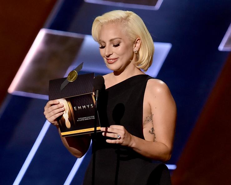 Lady Gaga สวย ชิค เรียบ หรู @Emmy Award 2015