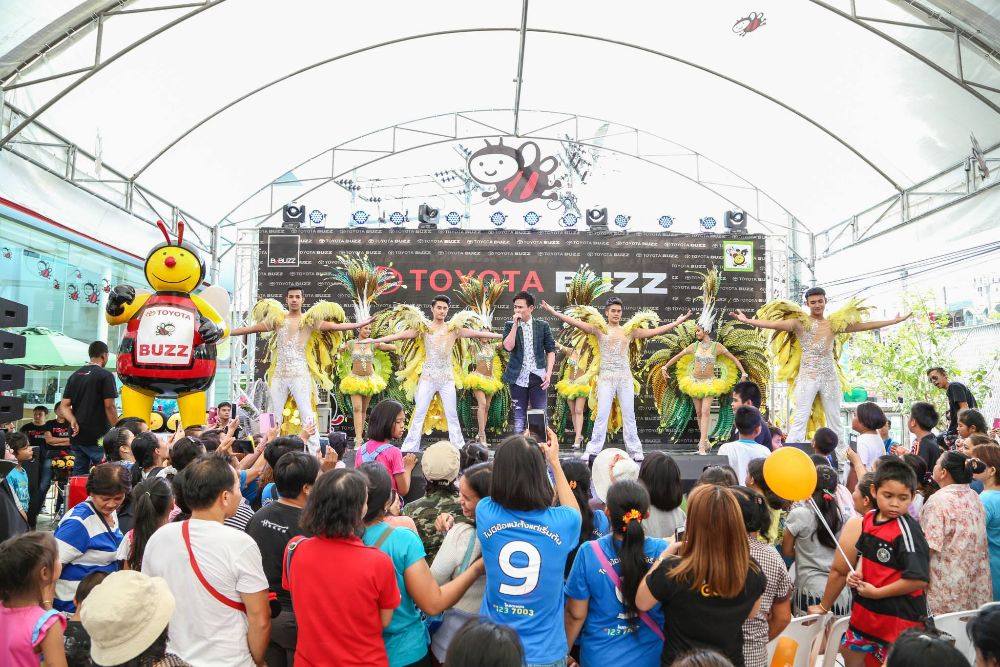 ไผ่ พงศธร ที่โตโยต้า บัสส์ สาขาเสรีไทย