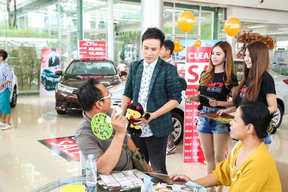 ไผ่ พงศธร ที่โตโยต้า บัสส์ สาขาเสรีไทย