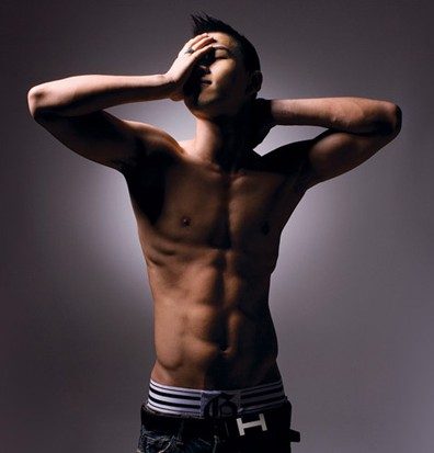 นักร้อง K-POP แดนกิมจิ โชว์ six pack ..!