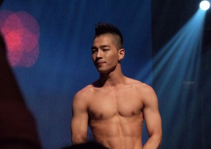 นักร้อง K-POP แดนกิมจิ โชว์ six pack ..!