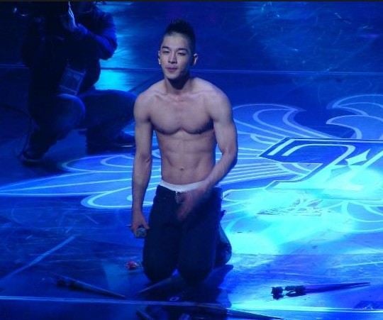 นักร้อง K-POP แดนกิมจิ โชว์ six pack ..!