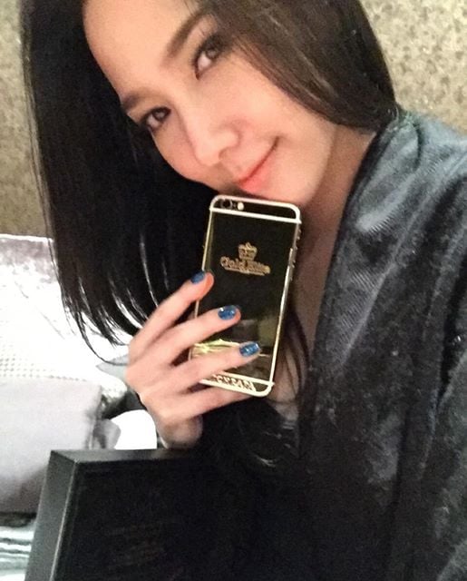 สวยและรวยมาก ! "อั้ม พัชราภา" ถอย iPhone 6s ทองคำแท้ ราคาเฉียด 2 แสนบาท มาใช้เป็นคนแรกของไทย เรียบร้อยแล้ว !