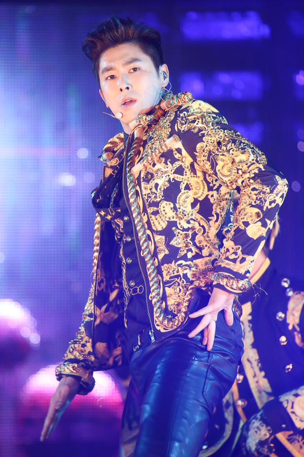 ยุนโฮ กางเกงหนังแน่นๆ