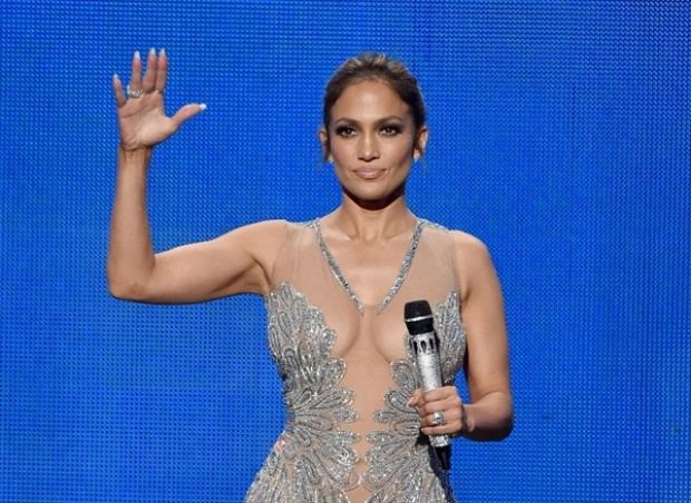 ตะลึงจนตาค้าง!! ซีทรูชุดนี้ของ Jennifer Lopez เวทีประกาศผลรางวัล AMA 2015