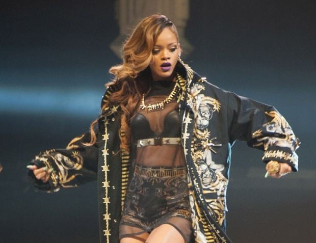 อันดับ  10  Rihanna รายได้: 26 ล้านเหรียญดอลลาร์สหรัฐ (9.3 ร้อยล้านบาท)