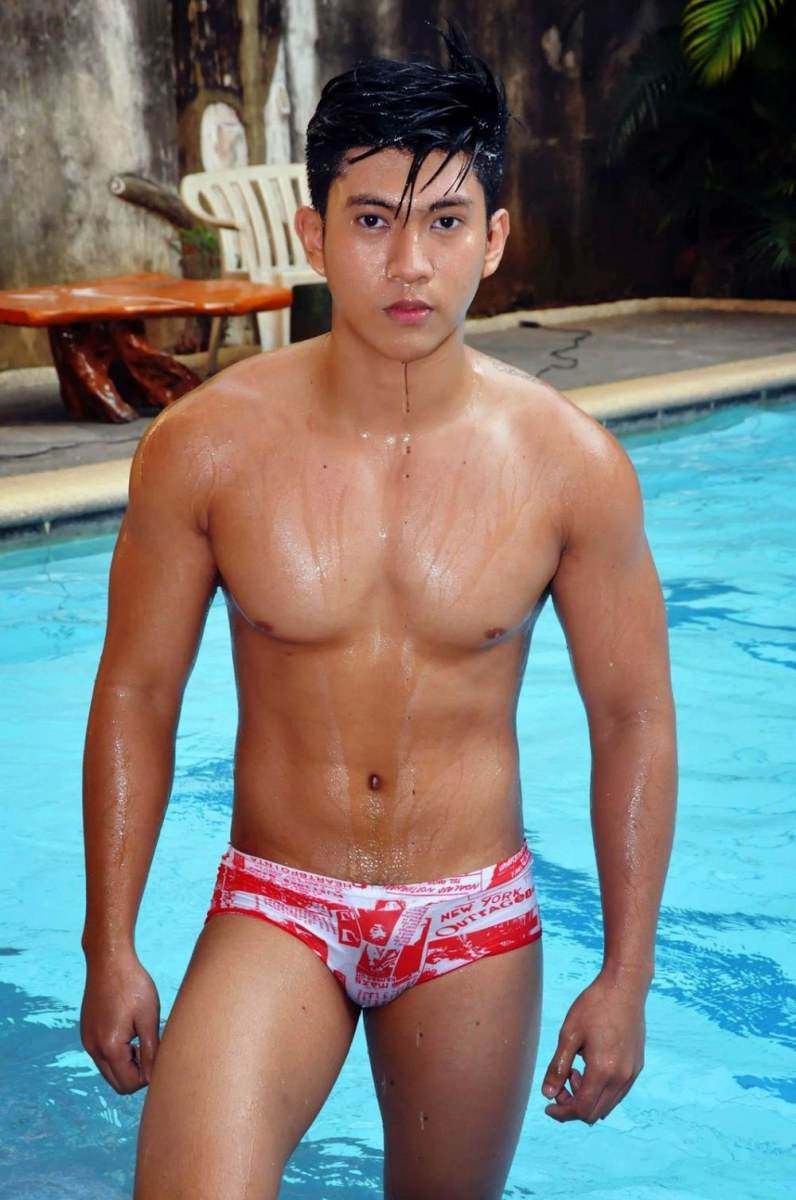 หนุ่มปินอย เลียลงป่าว