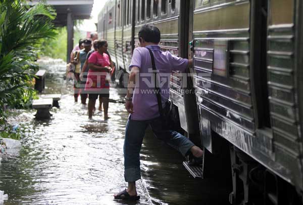 น้ำท่วมทางรถไฟสายมหาชัยแม่กลอง