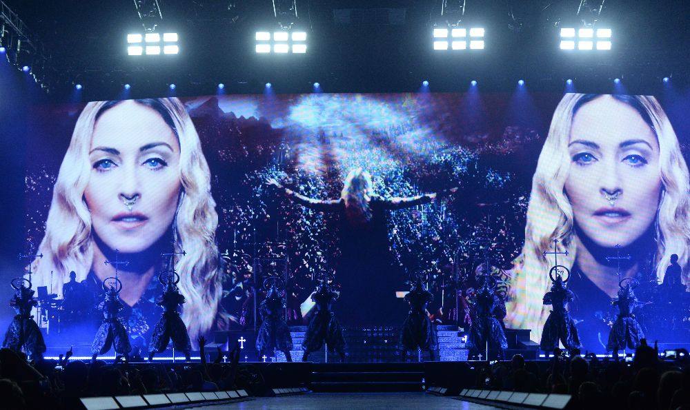 แม่คือแม่! รวมภาพเด็ดจาก Madonna Rebel Heart Tour