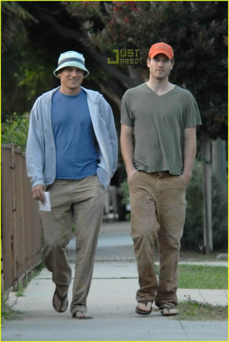 Wentworth Miller และ Luke Mcfarlane เดินเล่นกัน