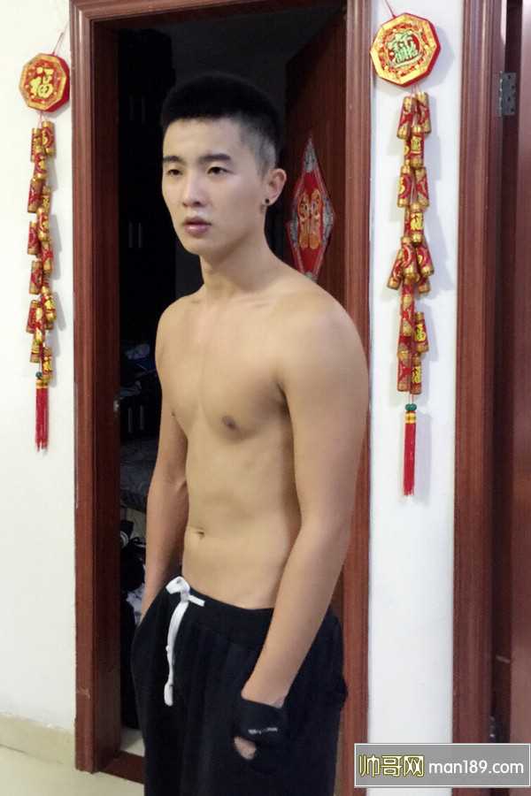 อาตี๋ถอดเสื้อโชว์