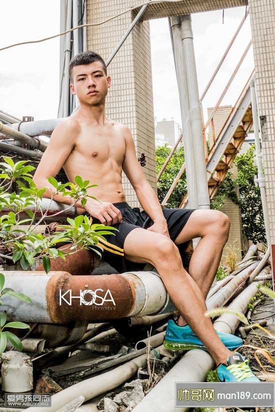 อาตี๋ถอดเสื้อโชว์