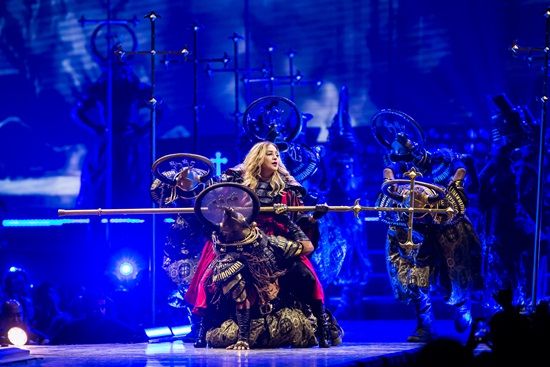 อลังการสมการรอคอย คอนเสิร์ต มาดอนน่า ในประเทศไทย วันนี้ (Madonna Rebel Heart Tour Bangkok)