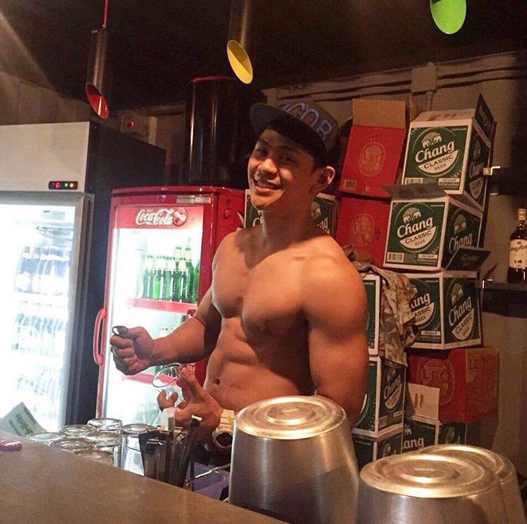 หนุ่มตี๋ หุ่นแซ่บ