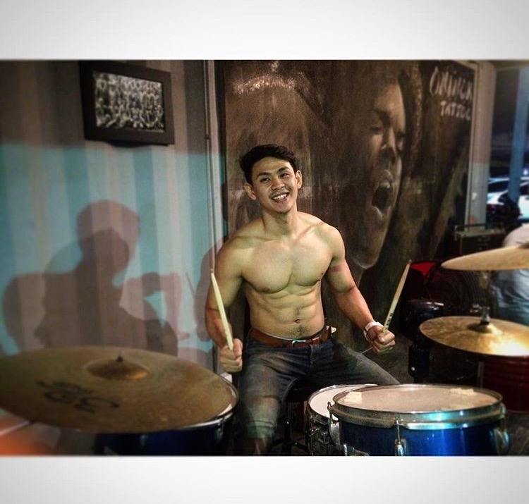 หนุ่มตี๋ หุ่นแซ่บ