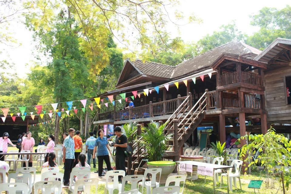 บ้านเรือนไทยอนุรักษณ์ ภายในสวนสาธารณะหนองอีเจมส์ ม.อุบล