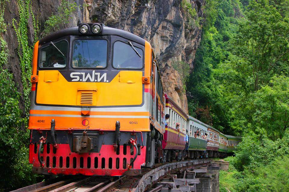 นั่งรถไฟเที่ยวที่กาญจนบุรี