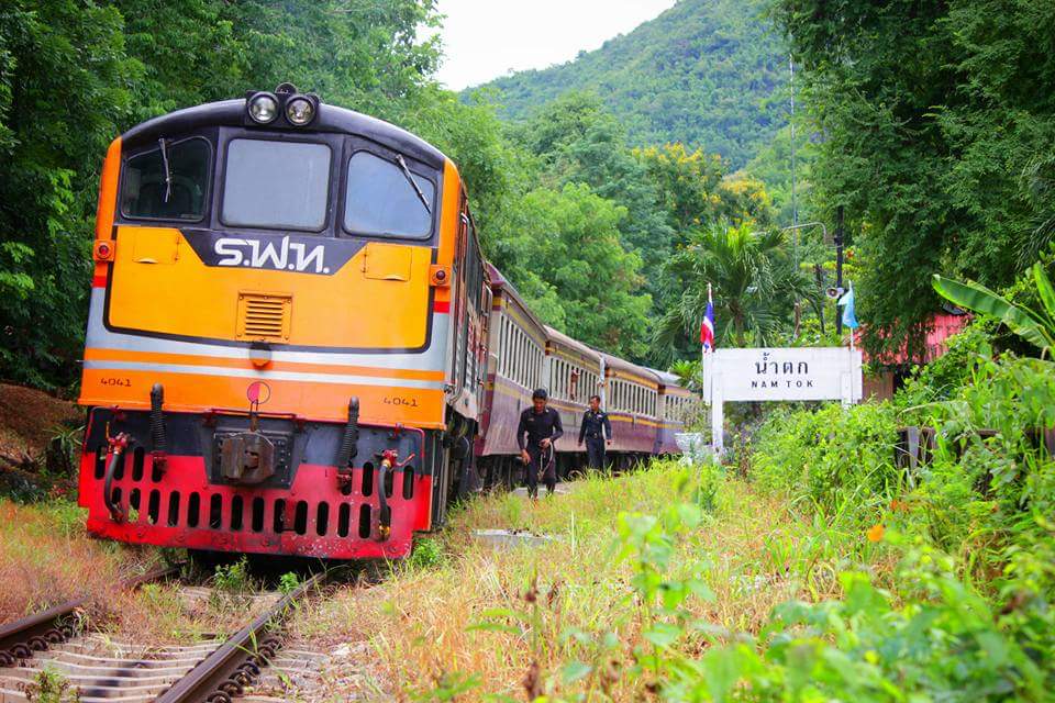 นั่งรถไฟเที่ยวที่กาญจนบุรี