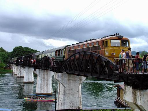 นั่งรถไฟเที่ยวที่กาญจนบุรี