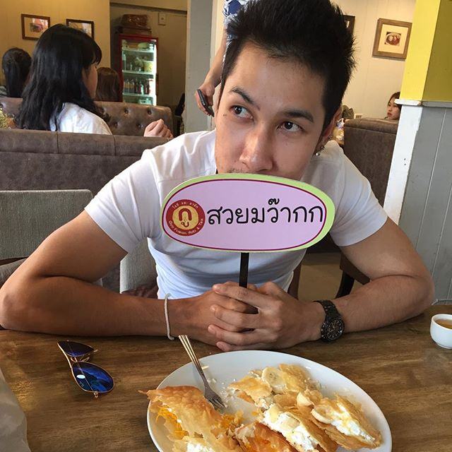 ผู้ชายผลัดกันชม