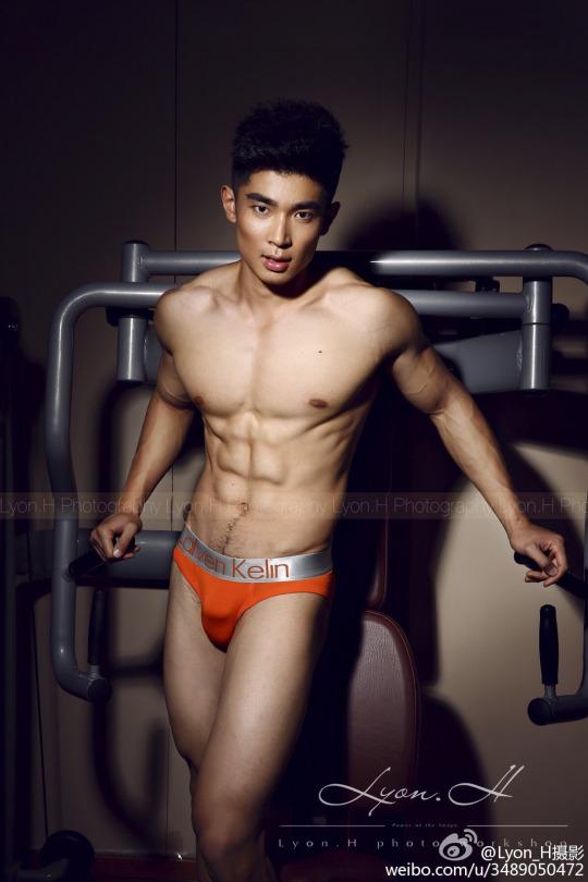 เป้าพวงนมและวงแขนแสนเซ็กซี่