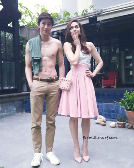 ฟิตสุด! &ldquo;ต่อ ธนภพ&rdquo; เปลี่ยนหุ่นแห้ง ล่าสุด กล้ามแน่น ซิกแพ็คเต็มๆ งานดีมาก..ชมพู่ ใจเต้นรัวๆ! ต่อ ธนภพ ถอดเสื้อโชว์ซิกแพคขาวเนียน...