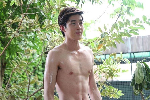 ฟิตสุด! &ldquo;ต่อ ธนภพ&rdquo; เปลี่ยนหุ่นแห้ง ล่าสุด กล้ามแน่น ซิกแพ็คเต็มๆ งานดีมาก..ชมพู่ ใจเต้นรัวๆ! ต่อ ธนภพ ถอดเสื้อโชว์ซิกแพคขาวเนียน...