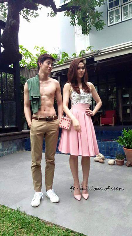 ฟิตสุด! &ldquo;ต่อ ธนภพ&rdquo; เปลี่ยนหุ่นแห้ง ล่าสุด กล้ามแน่น ซิกแพ็คเต็มๆ งานดีมาก..ชมพู่ ใจเต้นรัวๆ! ต่อ ธนภพ ถอดเสื้อโชว์ซิกแพคขาวเนียน...