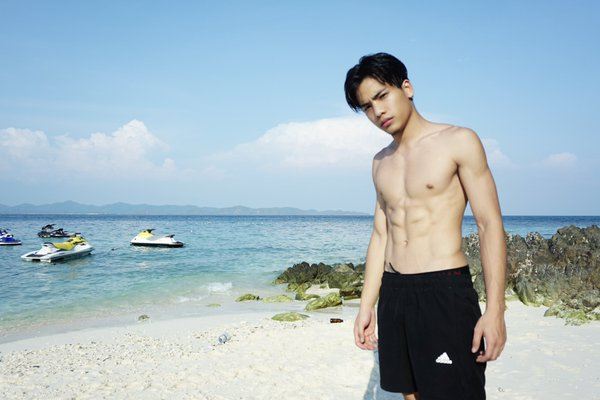 แซ่บไม่หยุด! “แจ็ค กิตติศักดิ์” อวดหุ่นสุดเท่เที่ยวทะเลรับซัมเมอร์ โชว์ซิคแพคแน่นๆ ริมชายหาด!