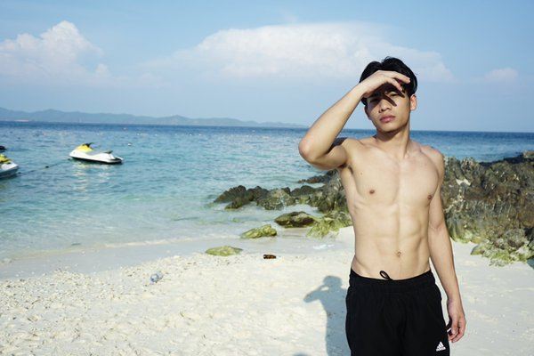 แซ่บไม่หยุด! “แจ็ค กิตติศักดิ์” อวดหุ่นสุดเท่เที่ยวทะเลรับซัมเมอร์ โชว์ซิคแพคแน่นๆ ริมชายหาด!